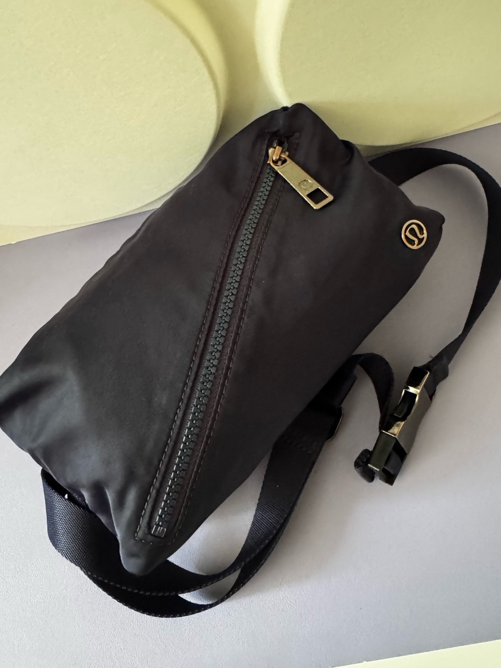 Lululemon Fast Track Belt Bag in navy blue, 3L
